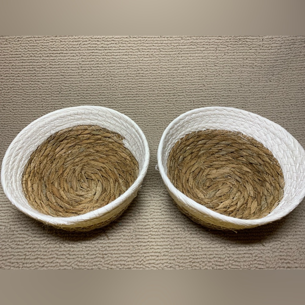 Philippine hand woven White trimmed straw baskets (set of 2)